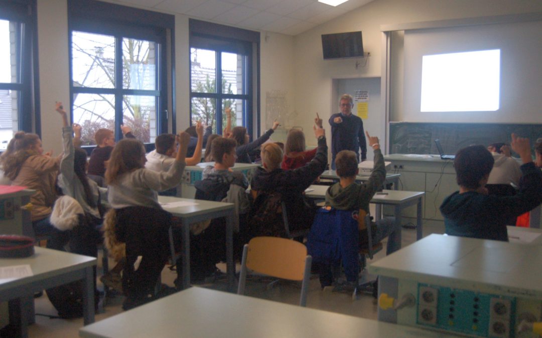 AIDS-Prävention: Besuch von Herrn Vloeth, action medeor