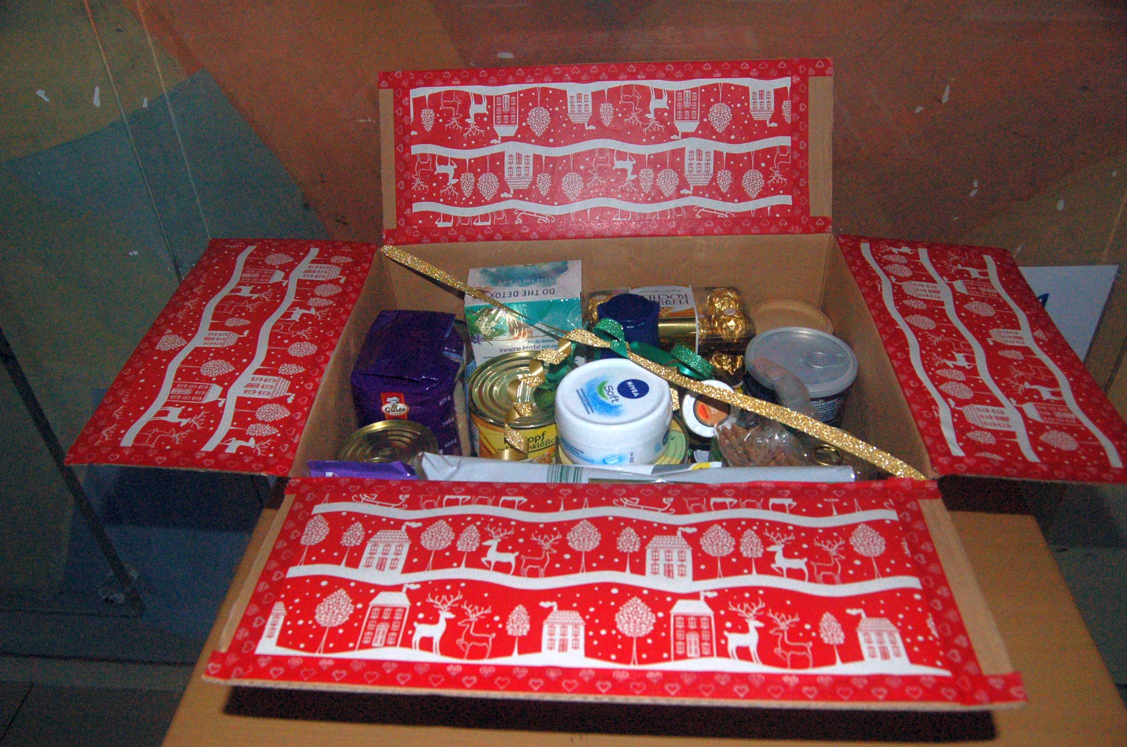 Weihnachtspackchen Willicher Tafel Lise Meitner Gymnasium
