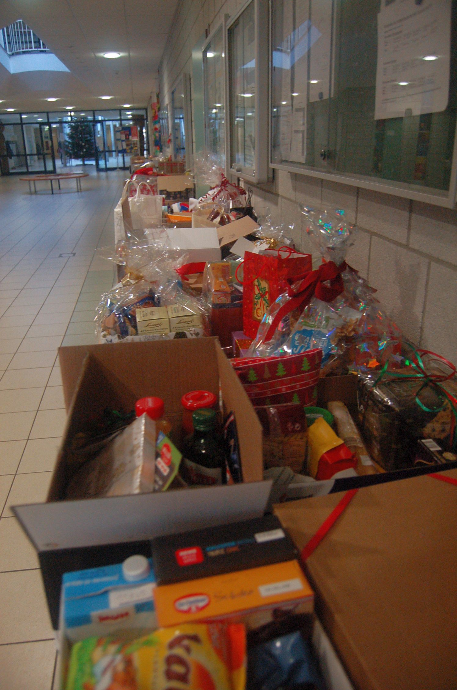 Weihnachtspackchen Fur Die Willicher Tafel Lise Meitner Gymnasium