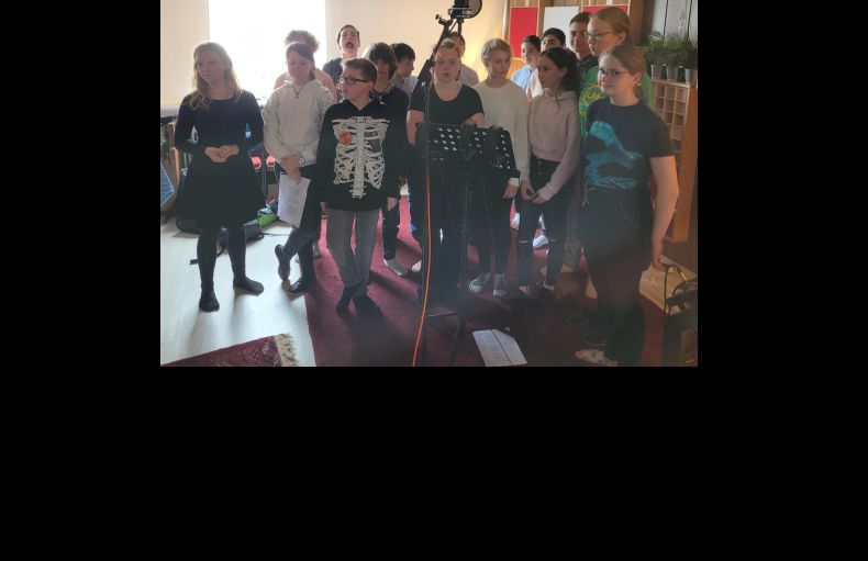 Die Chorklasse im Tonstudio
