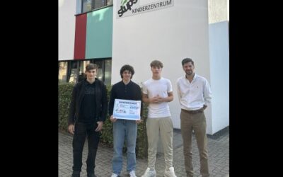 Schülerunternehmen Kartlight übergibt Spende an das stups Kinderzentrum